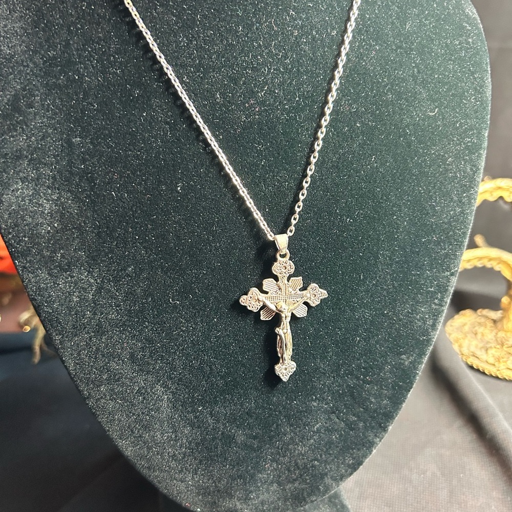 Elegant Silver tone metal Cross Pendant Necklace, unbranded. - Picture 2 of 5